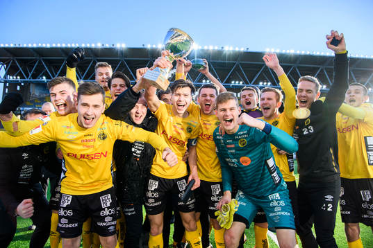 Elfsborgs lagkapten Mattias Özgün jublar med övriga