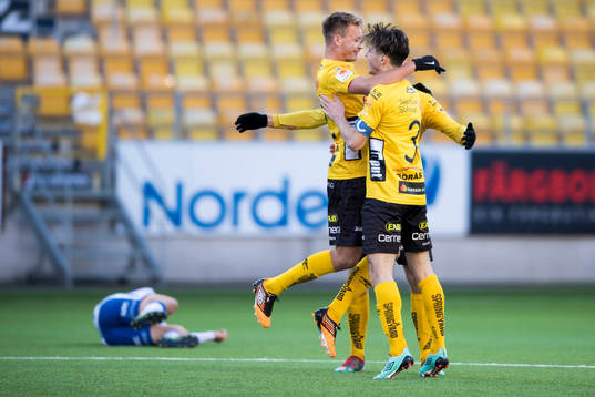 Elfsborgs Mattias Özgün och Gustav Henriksson jublar