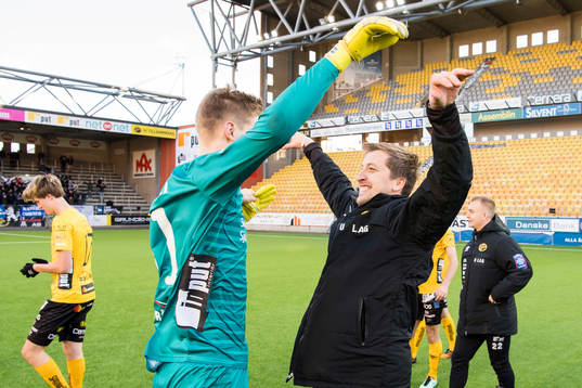 Elfsborgs tränare Sanel Duzel jublar ihop med målvakt Tim