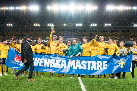 Elfsborgs lagkapten Tim Stålheden höjer pokalen och