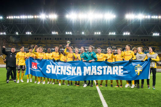 Elfsborgs lagkapten Tim Stålheden höjer pokalen och