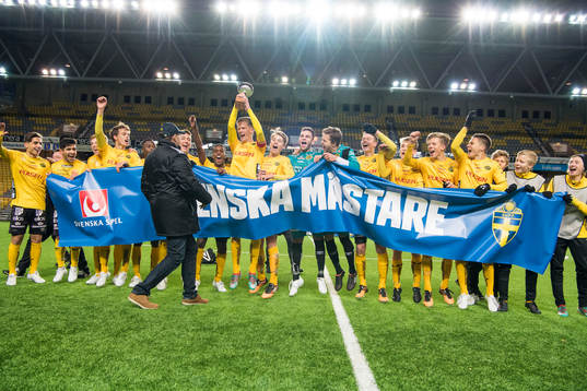 Elfsborgs lagkapten Tim Stålheden höjer pokalen och