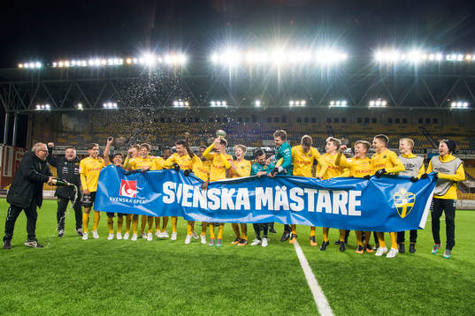 Elfsborgs lagkapten Tim Stålheden höjer pokalen och