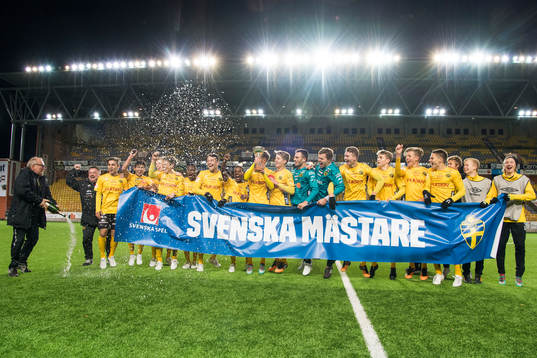 Elfsborgs lagkapten Tim Stålheden höjer pokalen och