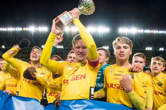 Elfsborgs lagkapten Tim Stålheden höjer pokalen och