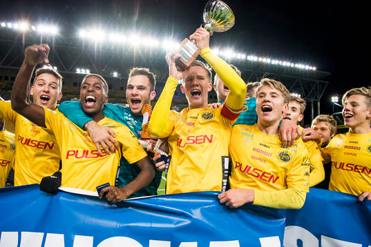 Elfsborgs lagkapten Tim Stålheden höjer pokalen och