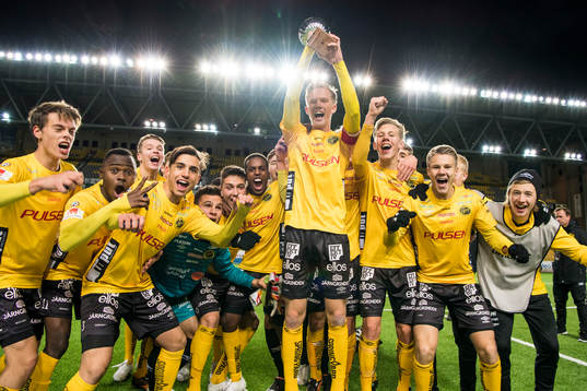 Elfsborgs lagkapten Tim Stålheden höjer pokalen och