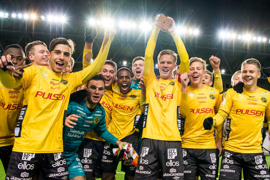 Elfsborgs lagkapten Tim Stålheden höjer pokalen och