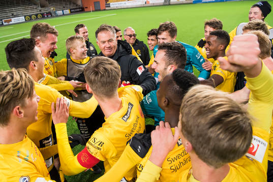 Elfsborgs tränare Tony Lundqvist jublar ihop med spelarna