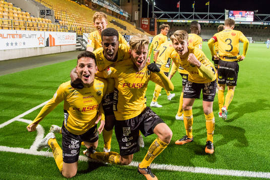 Elfsborgs Aleksandar Ceganjac jublar med Nattnael Zerai,