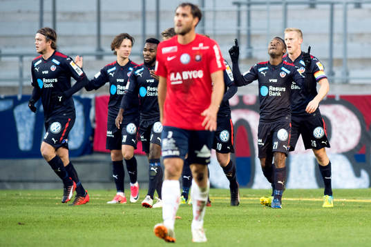 Helsingborgs Monday Samuel jublar med lagkamrater