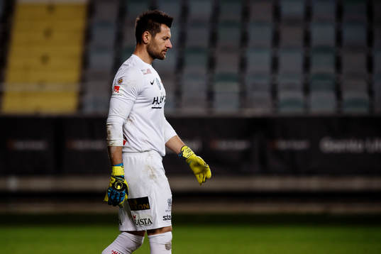 Örgrytes målvakt Stojan Lukic deppar