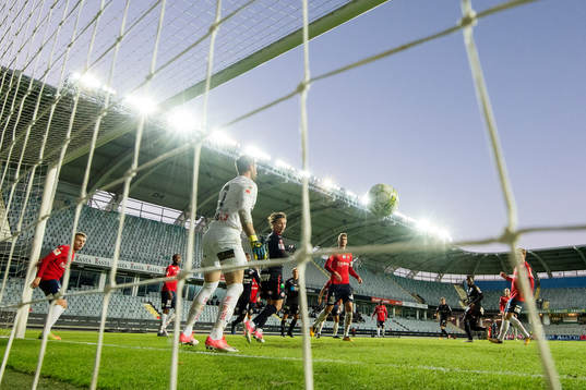 Örgrytes målvakt Stojan Lukic ser Helsingborgs Lumala