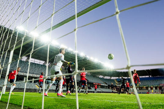 Örgrytes målvakt Stojan Lukic ser Helsingborgs Lumala