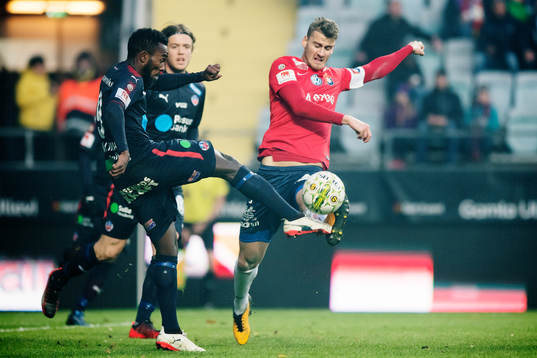 Helsingborgs Lumala Abdu  och Örgrytes Johan Hammar i kamp