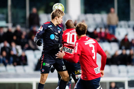 Helsingborgs Carl Thulin i nickduell med Örgrytes Hakeem