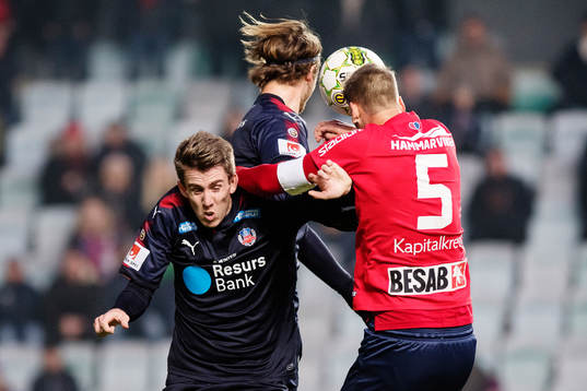 Helsingborgs Adam Eriksson och Charlie Weberg i nickduell