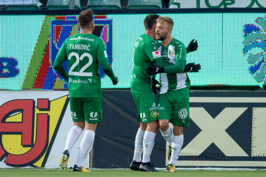 Hammarbys Sander Svendsen gratuleras av Muamer Tankovic