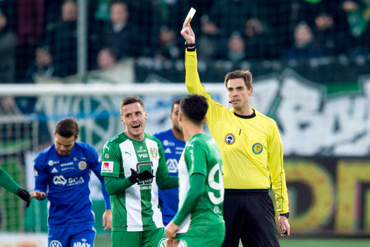 Hammarbys Jeppe Andersen får gult kort av