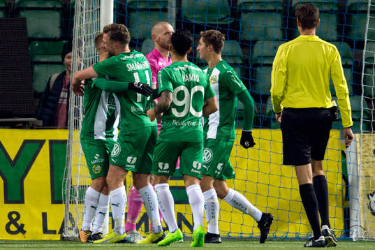 Hammarbys Björn Paulsen jublar med lagkamrater