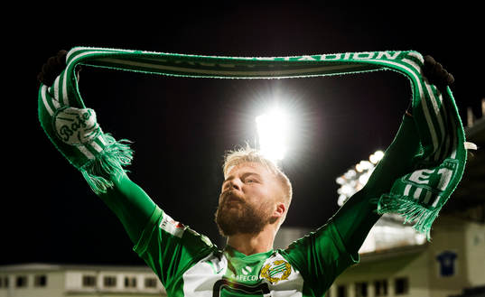 Hammarbys Sander Svendsen jublar med en halsduk