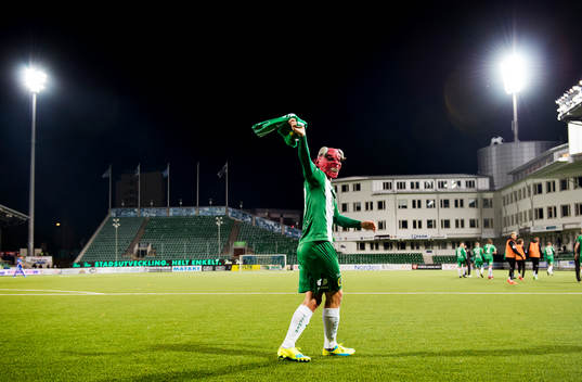 Hammarbys Mats Solheim jublar med en djävulsmask