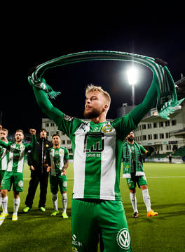 Hammarbys Sander Svendsen jublar med en halsduk