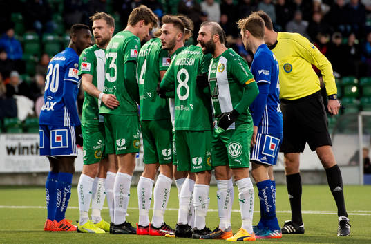 Hammarbys Kennedy Bakircioglu ställer upp muren vid en
