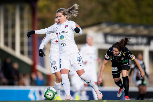 Rosengårds Hanna Folkesson tar sig förbi Piteås Josefin