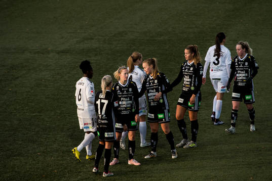 Piteås spelare tackar Rosengårds spelare