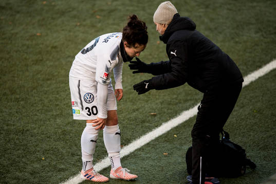 Rosengårds Ella Masar McLeod lämnar planen skadad