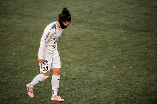 Rosengårds Ella Masar McLeod lämnar planen skadad