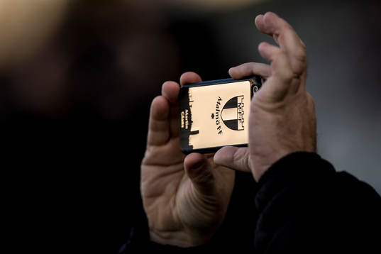En mobiltelefon med Malmö FFs logga på