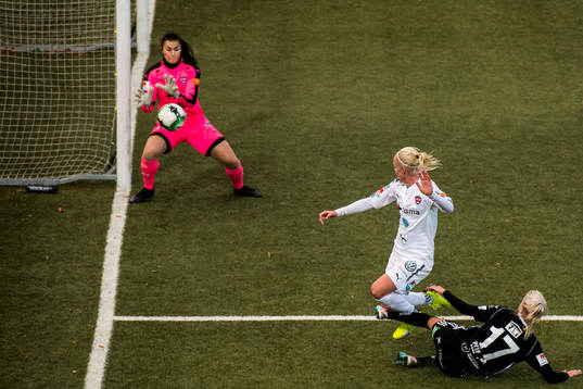 Piteås Lotta Ökvist skjuter mot Rosengårds målvakt
