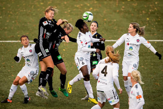 Rosengårds Anita Asante (m) nickar undan bollen framför