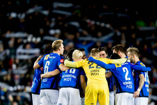 Stabæk players gather in a ring