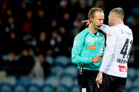 Referee Ola Hobber Nilsen talks to Kjetil Wæhler of Sogndal