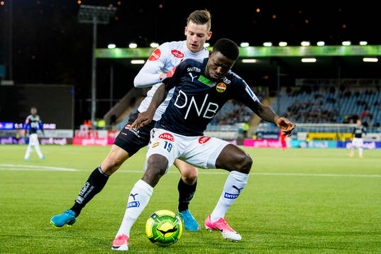 Bendik Bye of Sogndal and Francisco Junior of Strømsgodset