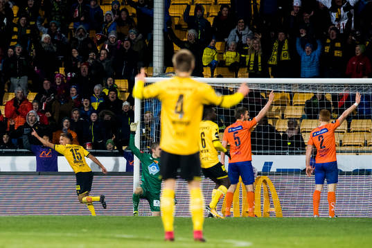 Erik Næsbak Brenden of Lillestrøm celebrates 2-0