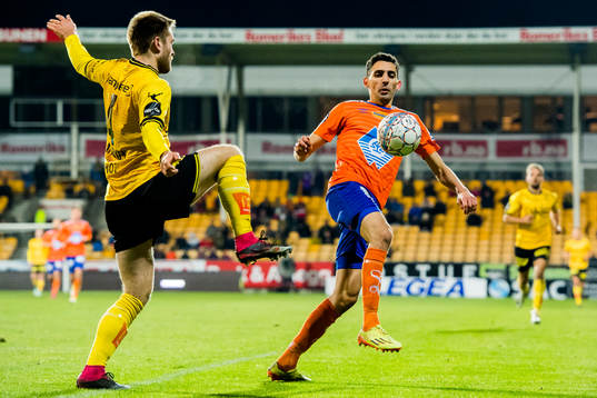 Marius Amundsen of Lillestrøm and Mostafa Abdellaoue of