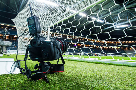En kamera bakom ett mål innan fotbollsmatchen i
