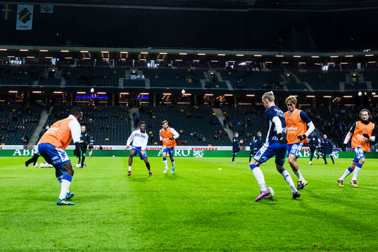 IFK Göteborgs spelare värmer upp innan fotbollsmatchen i
