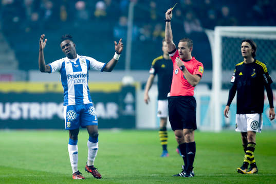 IFK Göteborgs Sam Adekugbe får ett gult kort av domare