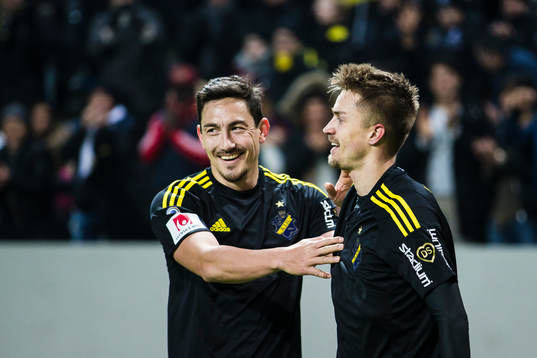 s Stefan Ishizaki jublar med Rasmus Lindkvist