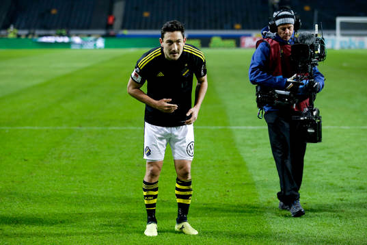 s Stefan Ishizaki tackar publiken