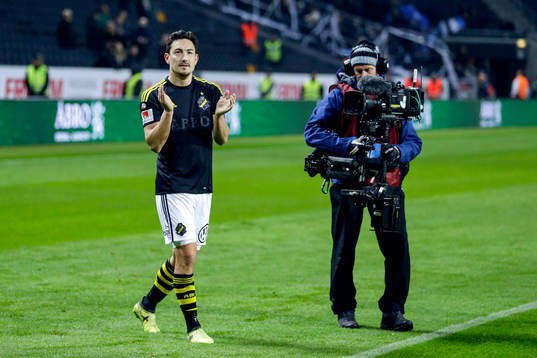 s Stefan Ishizaki tackar publiken