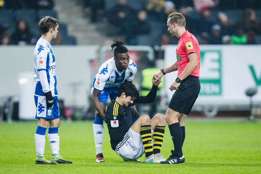 s Jesper Nyholm har skadat sig och hjälps uppe IFK