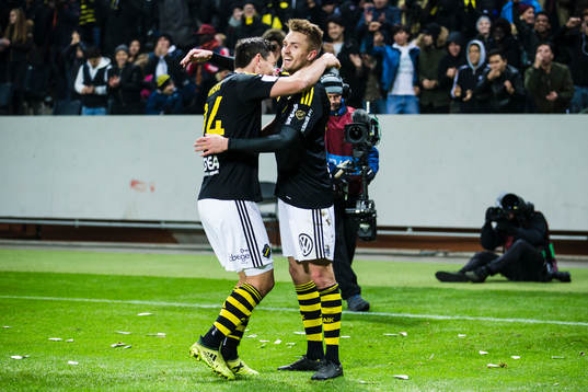 s Rasmus Lindkvist jublar med Stefan Ishizaki