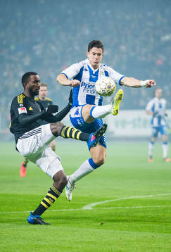 IFK Göteborgs David Boo Wiklander och Sam Adekugbe i kamp