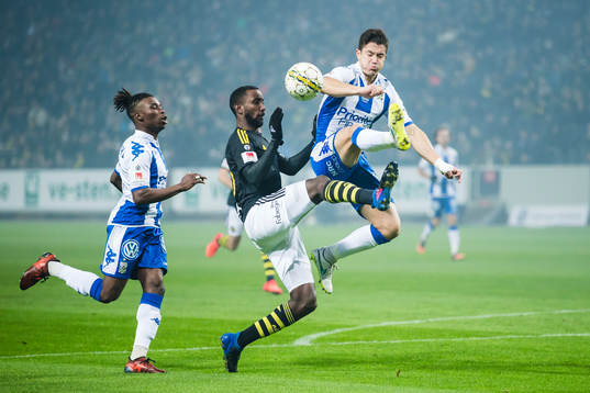IFK Göteborgs David Boo Wiklander och Sam Adekugbe i kamp